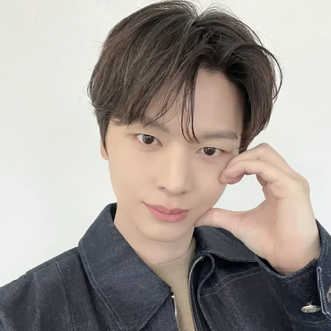 Behind-the-scenes cut of Yook Sungjae (BTOB)