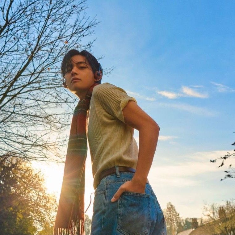 뷔 (방탄소년단)의 최신 사진