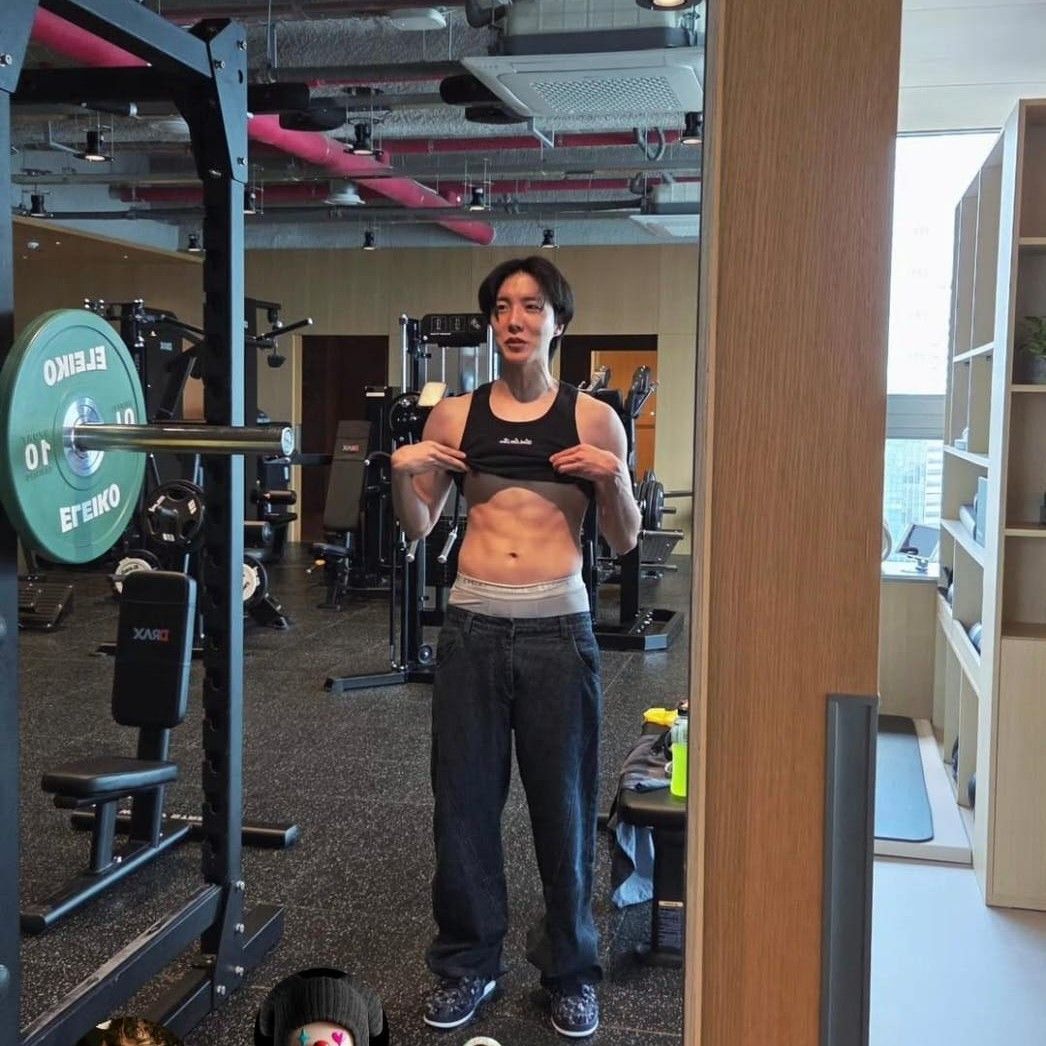 Foto aktivitas terbaru j-hope (BTS)