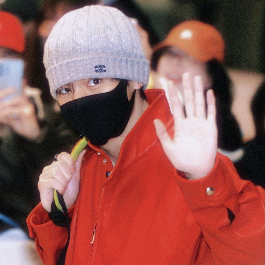 Foto aktivitas terbaru V (BTS)