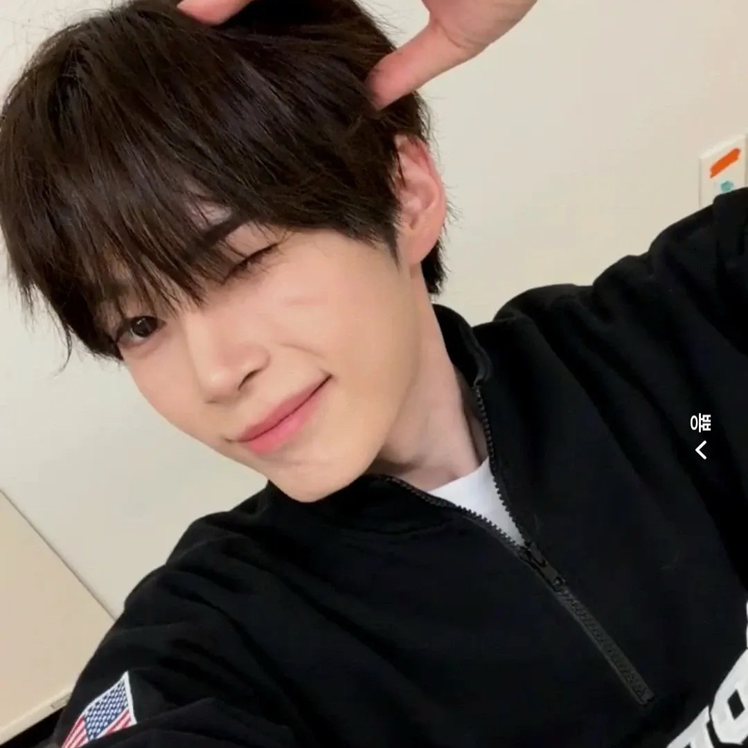 Foto aktivitas terbaru Sung Hanbin (ZEROBASEONE)