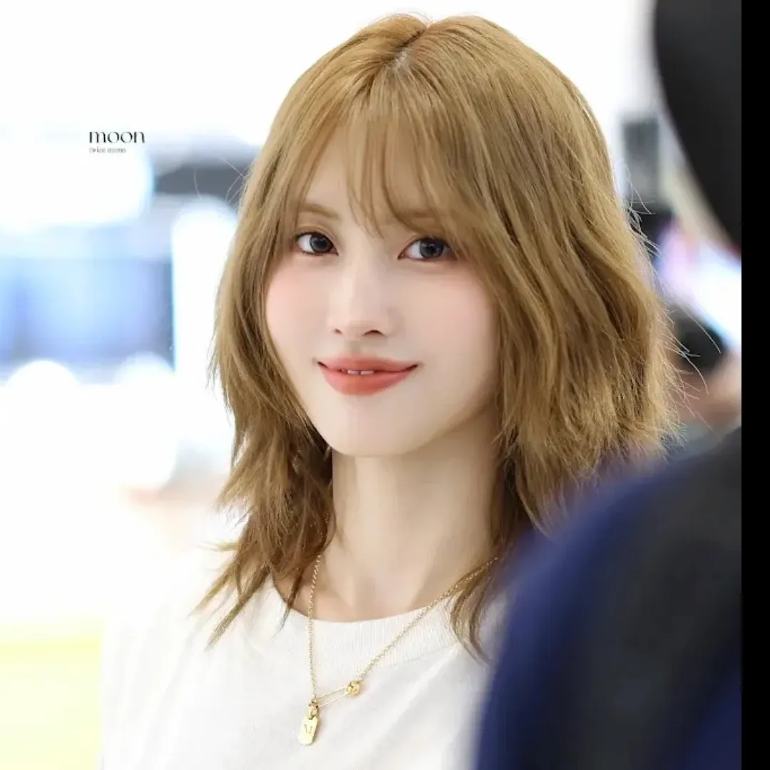 Behind-the-scenes cut of Momo (TWICE)