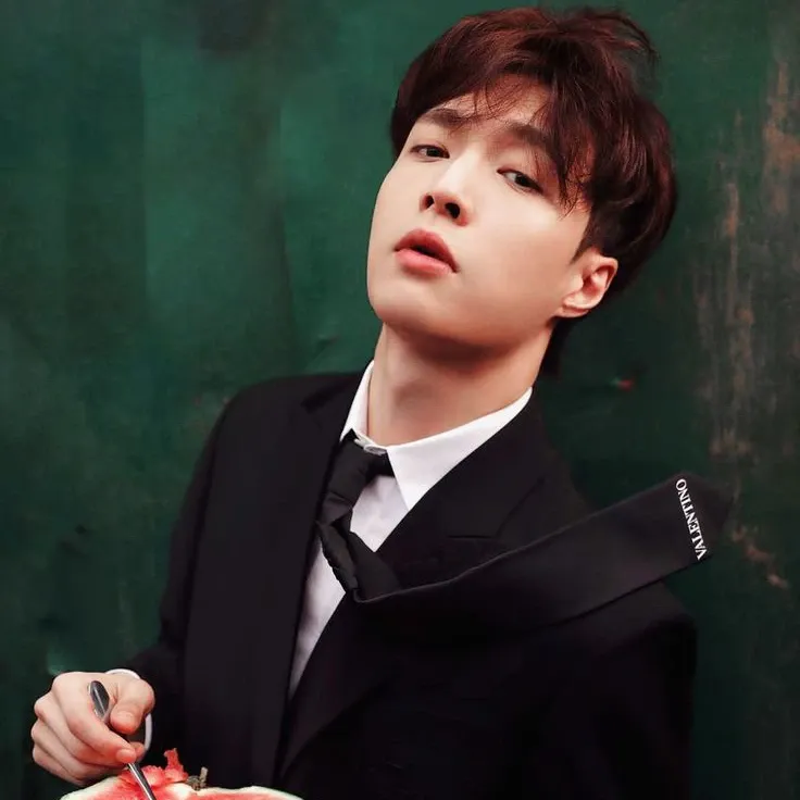 Behind-the-scenes cut of Lay (EXO)