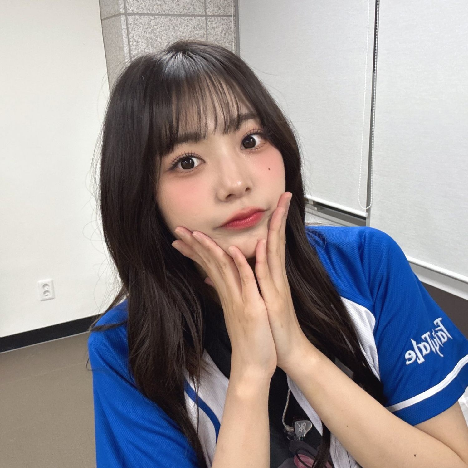 Behind-the-scenes cut of Siyeon (QWER)