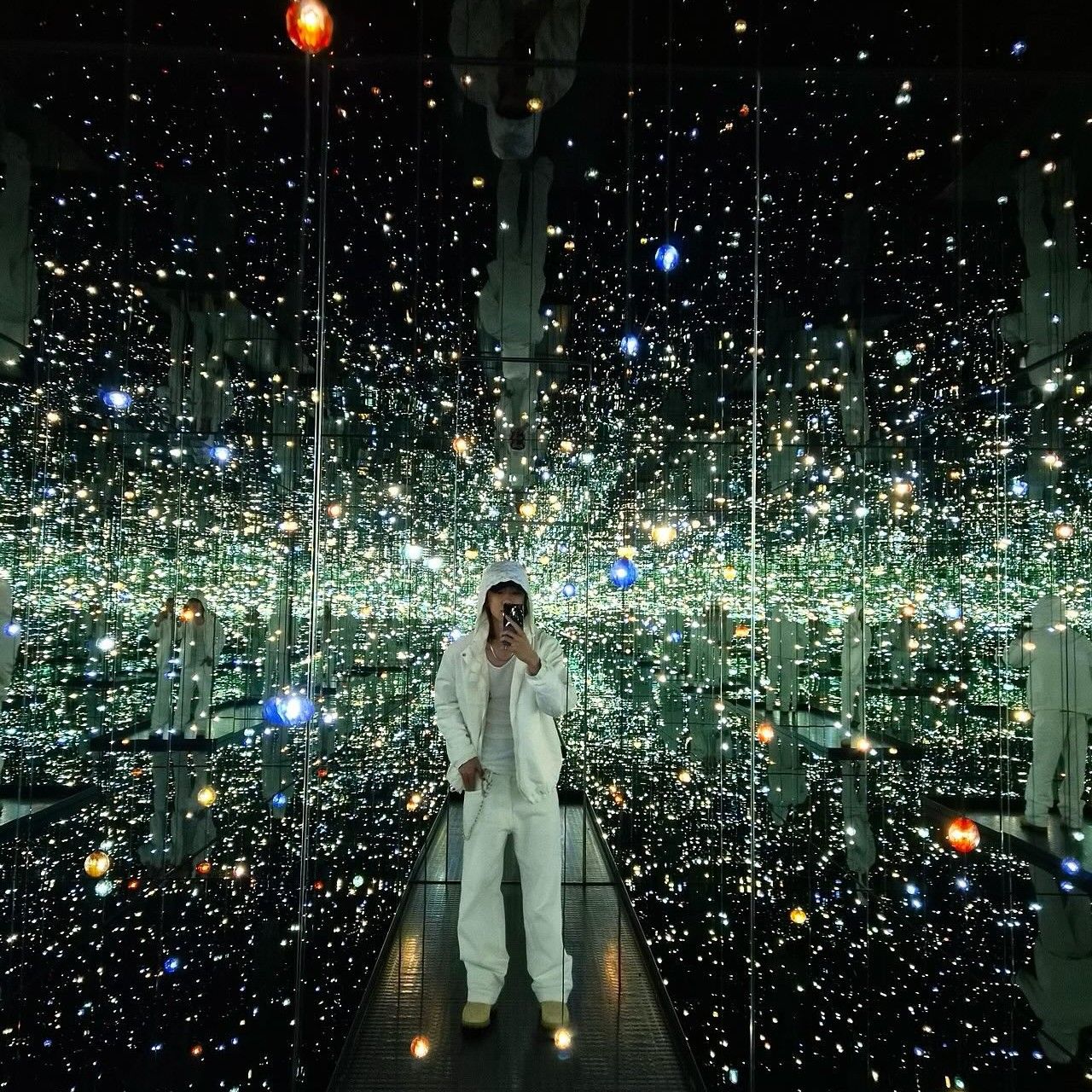 Behind-the-scenes cut of The 8 (SEVENTEEN)