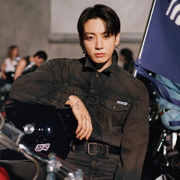 Foto aktivitas terbaru Jungkook (BTS)