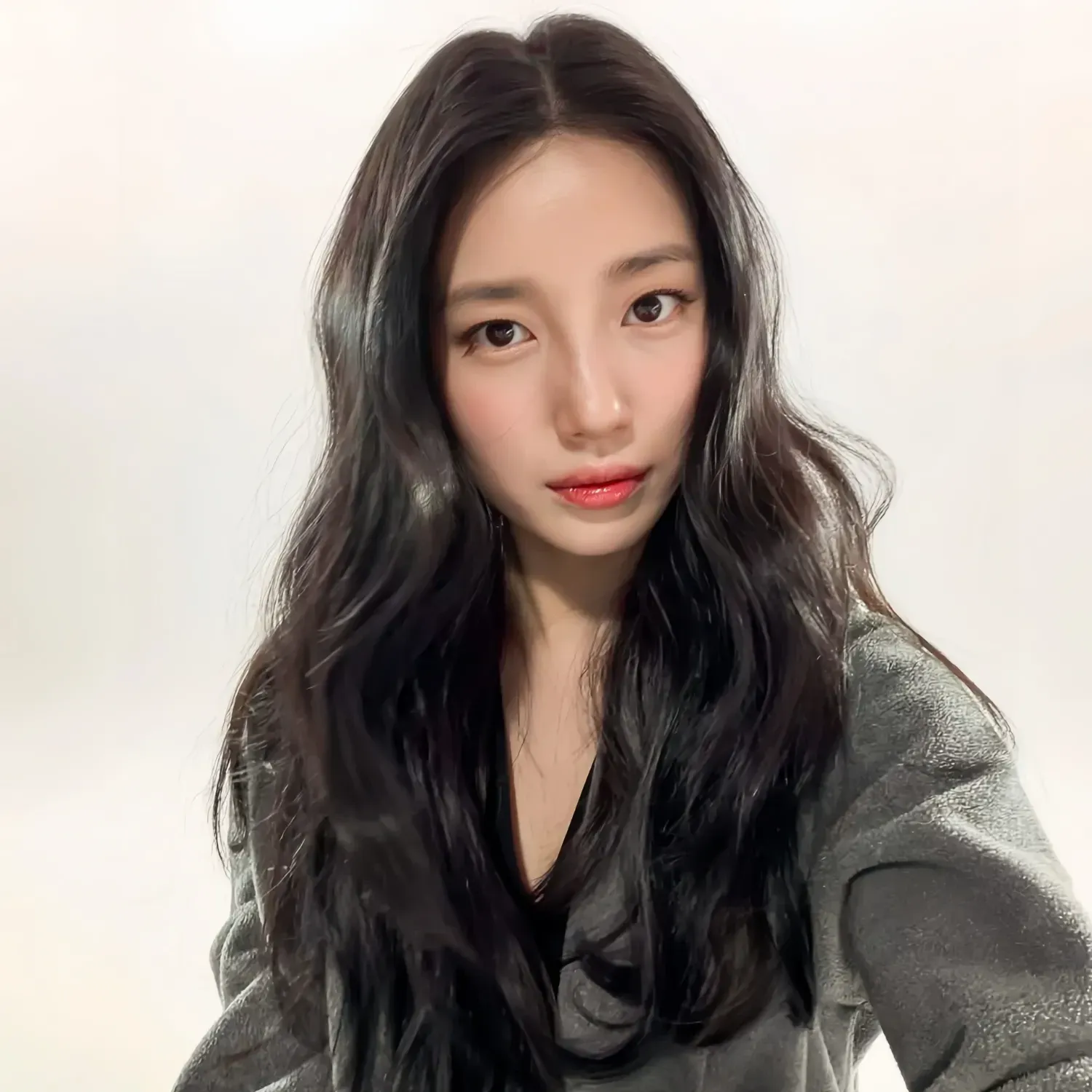 Behind-the-scenes cut of Suzy