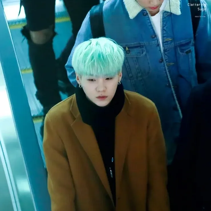 Foto aktivitas terbaru SUGA (BTS)