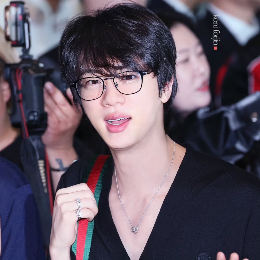 Momen yang diabadikan oleh penggemar Jin (BTS)