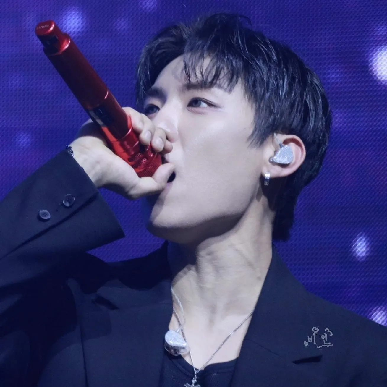 A moment captured by Park Woojin (AB6IX)'s fan