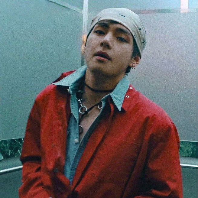 Behind-the-scenes cut of V (BTS)