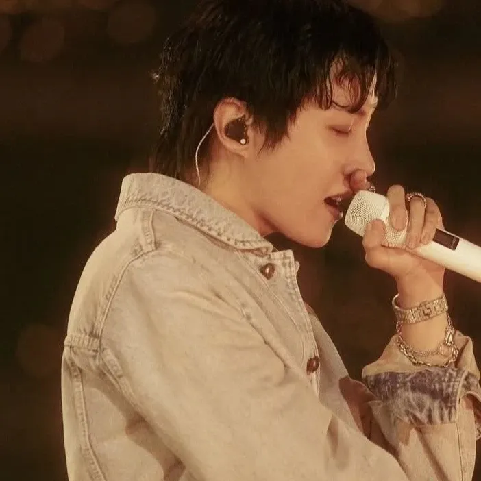 Foto terbaru j-hope (BTS)