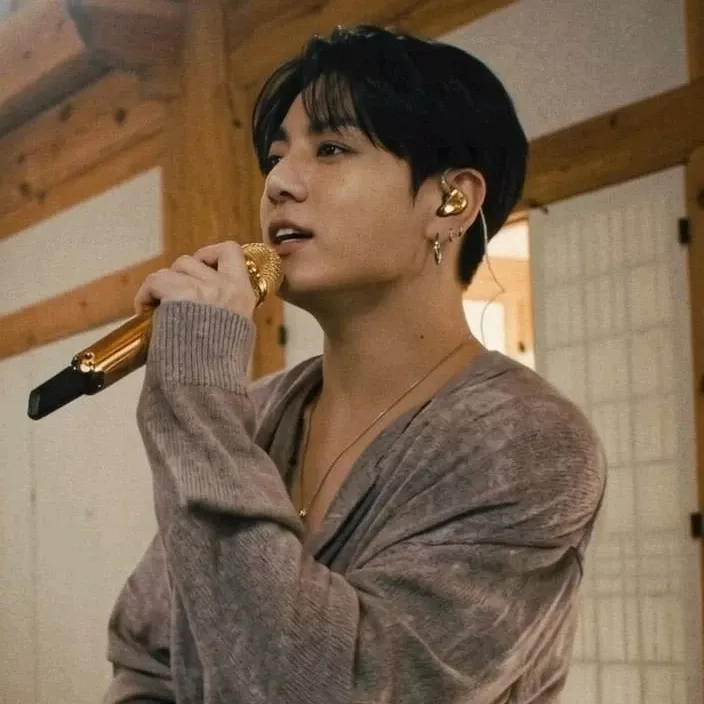 Foto aktivitas terbaru Jungkook (BTS)