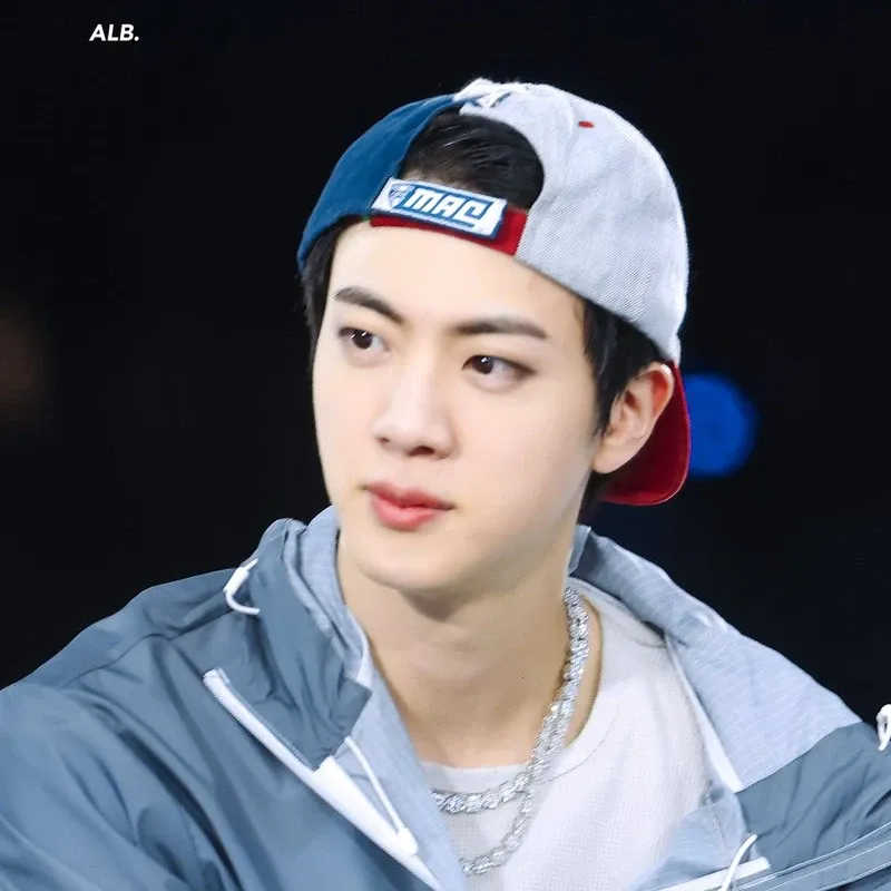 Foto aktivitas terbaru Jin (BTS)
