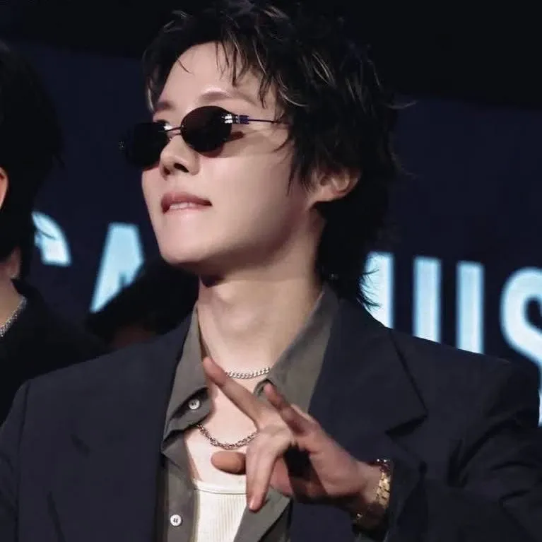 Momen yang diabadikan oleh penggemar j-hope (BTS)