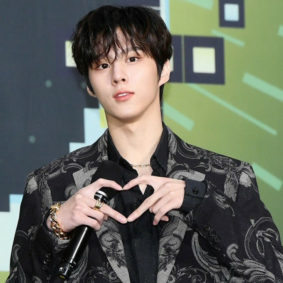 Behind-the-scenes cut of Kim Wooseok