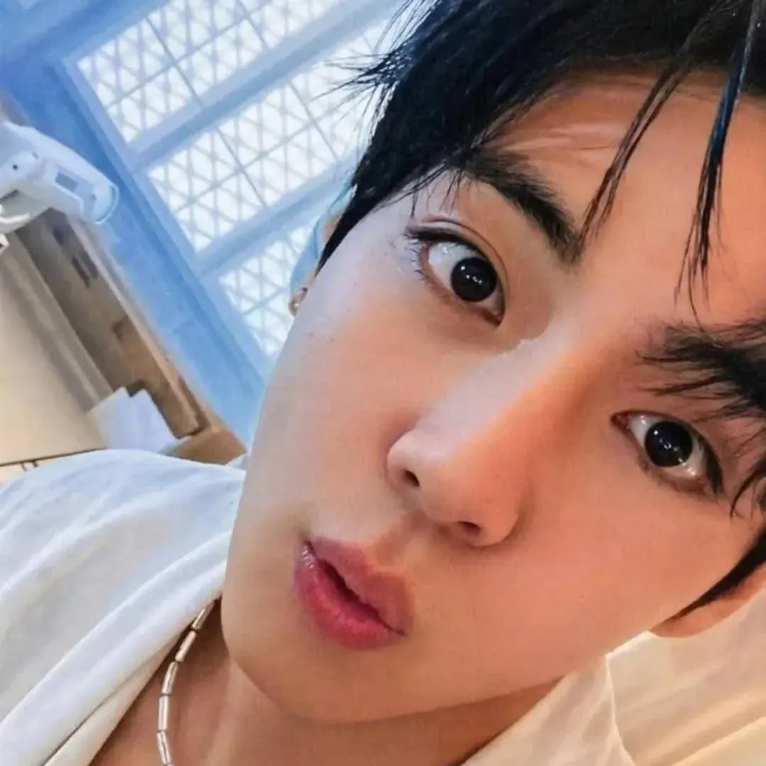 뷔 (방탄소년단) 최근 활동샷