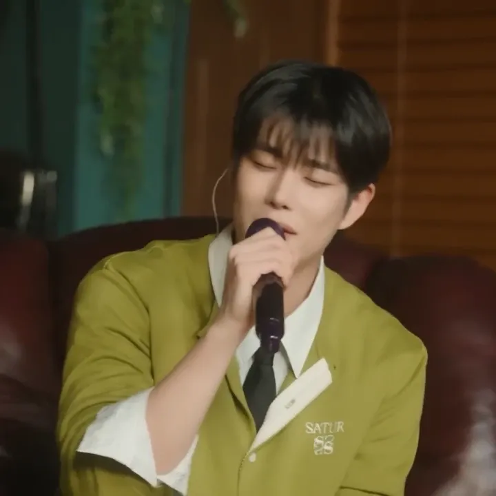 A moment captured by MJ (ASTRO)'s fan