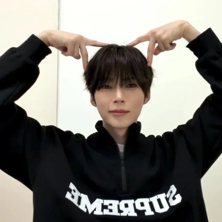 Behind-the-scenes cut of Sung Hanbin (ZEROBASEONE)