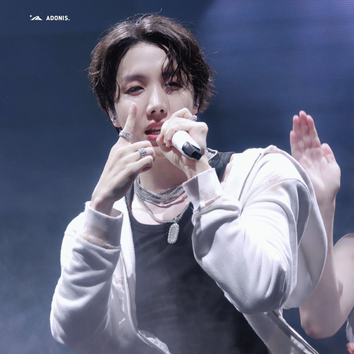 제이홉 (방탄소년단)의 최신 사진