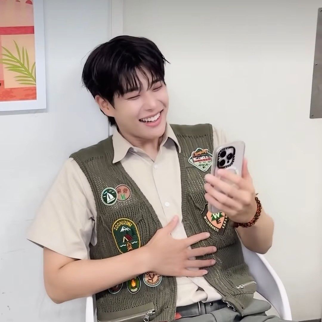 A moment captured by MJ (ASTRO)'s fan