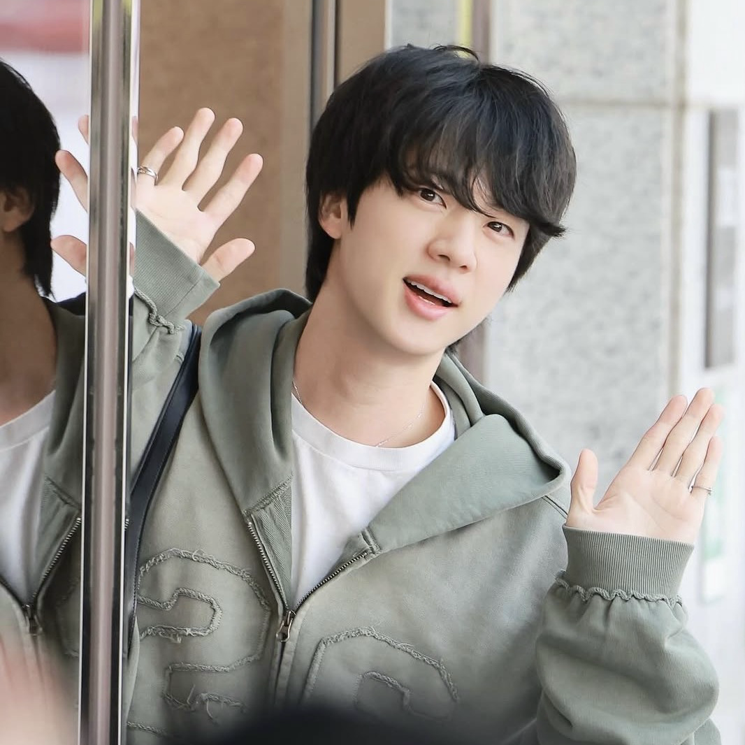 Momen yang diabadikan oleh penggemar Jin (BTS)