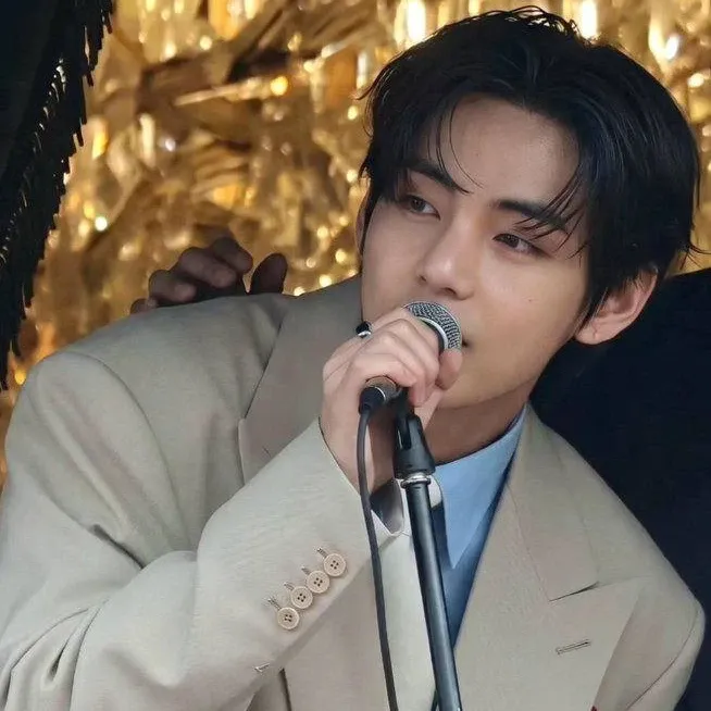 A moment captured by V (BTS)'s fan