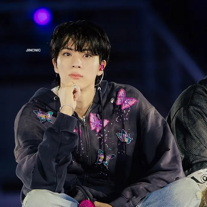 진 (방탄소년단)의 비하인드 컷