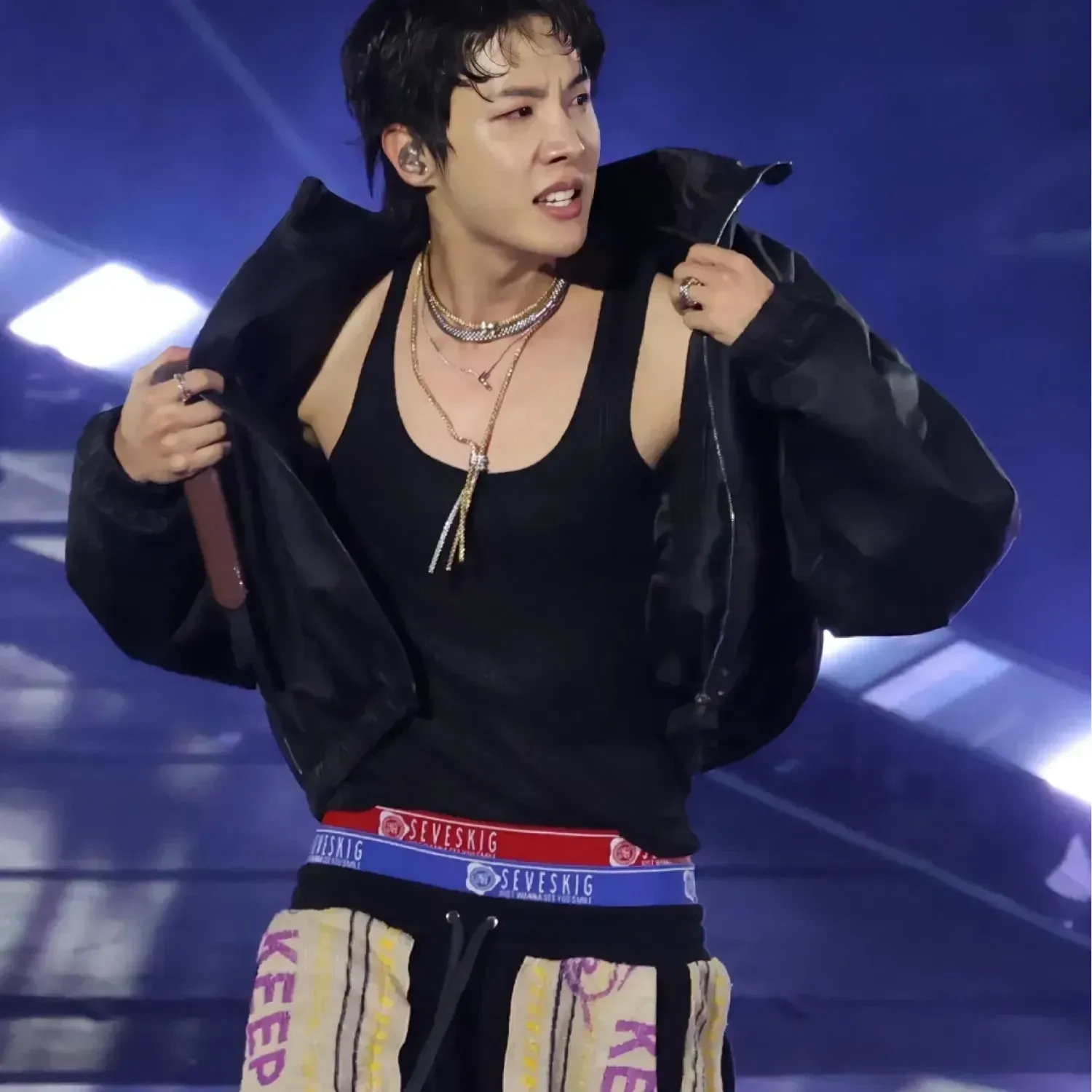 Foto aktivitas terbaru j-hope (BTS)