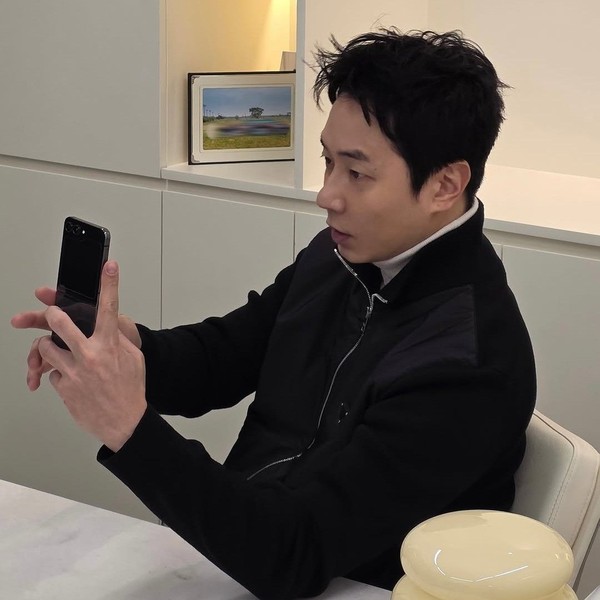 Signature photo of Andy (SHINHWA) capturing their charm