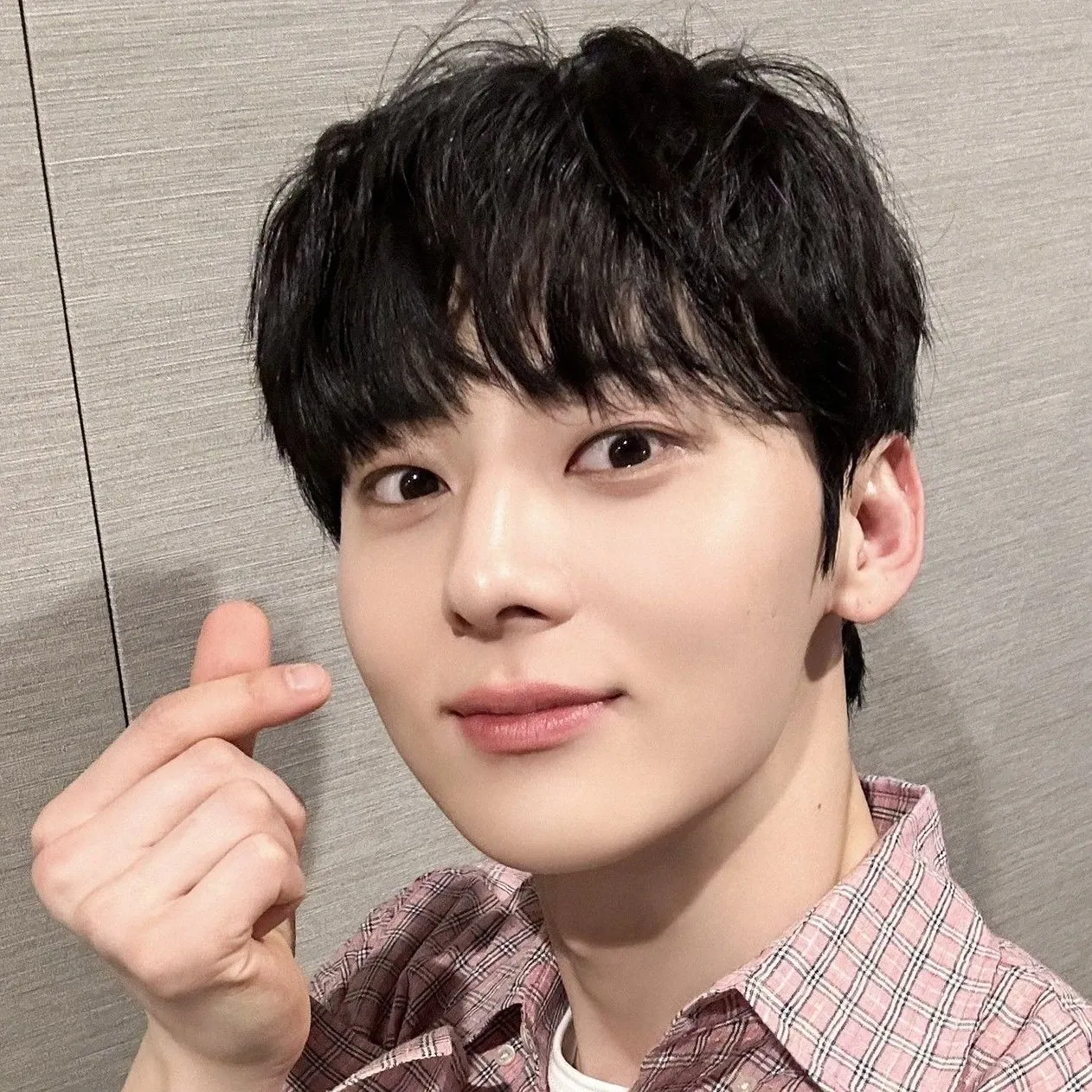 A moment captured by Hwang Minhyun's fan