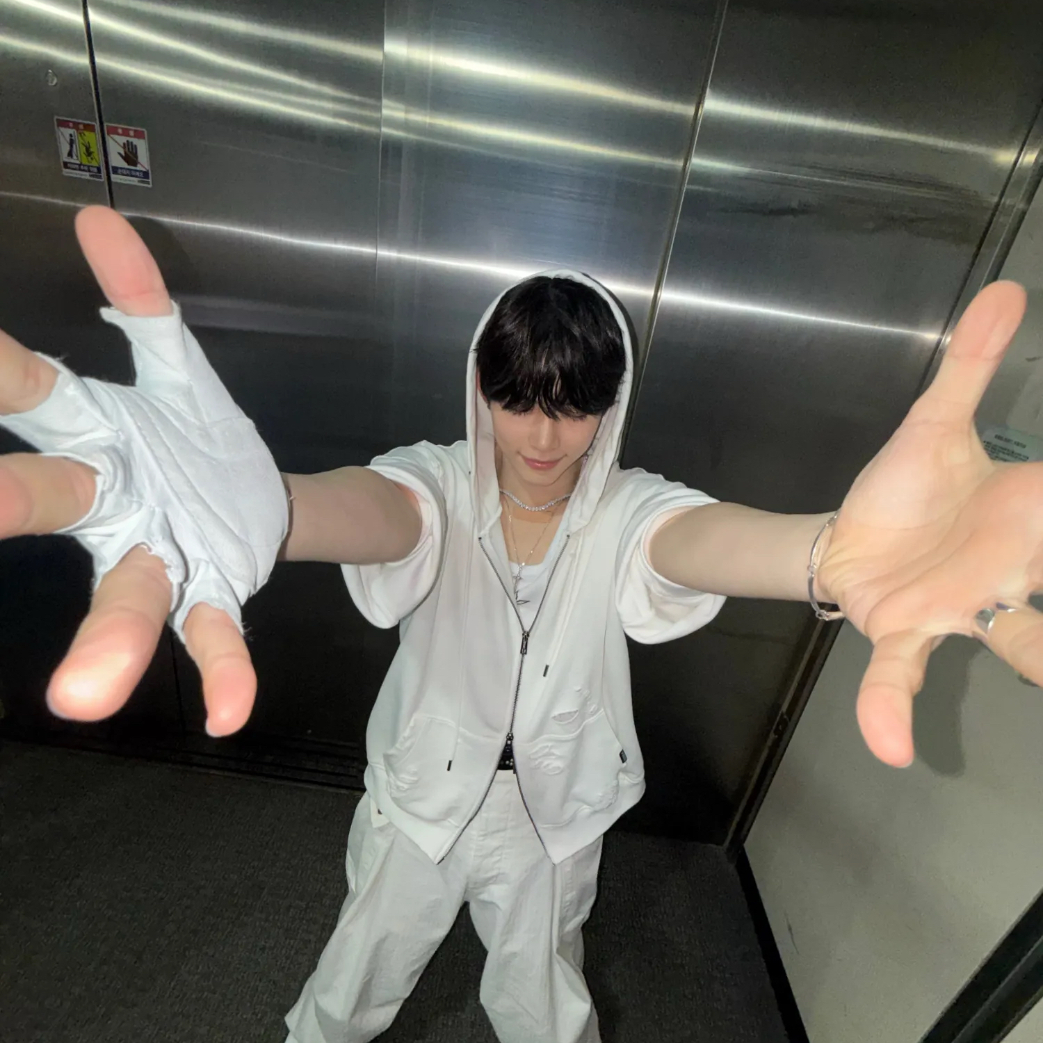 Behind-the-scenes cut of Sung Hanbin (ZEROBASEONE)