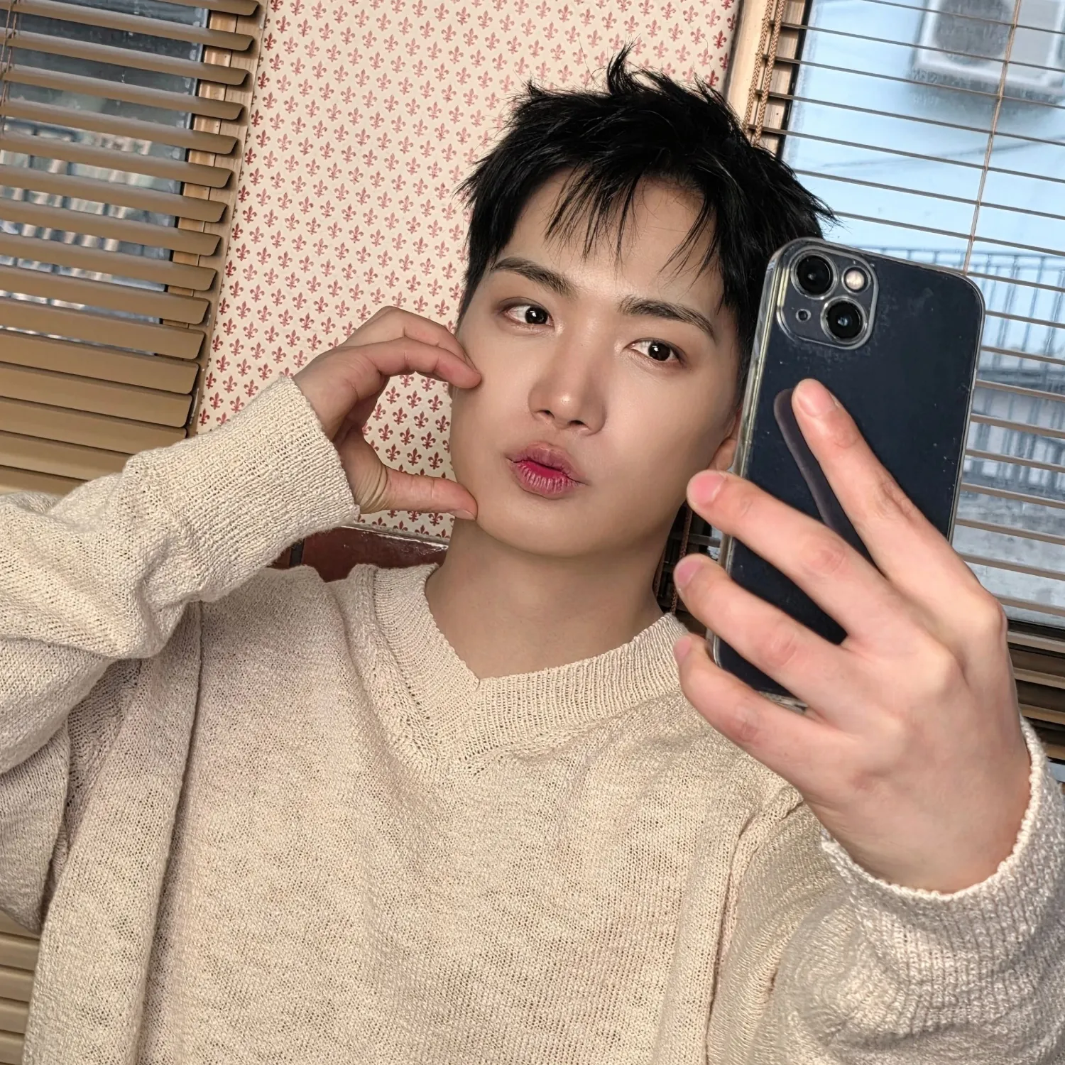 Behind-the-scenes cut of Kim Jonghyeon