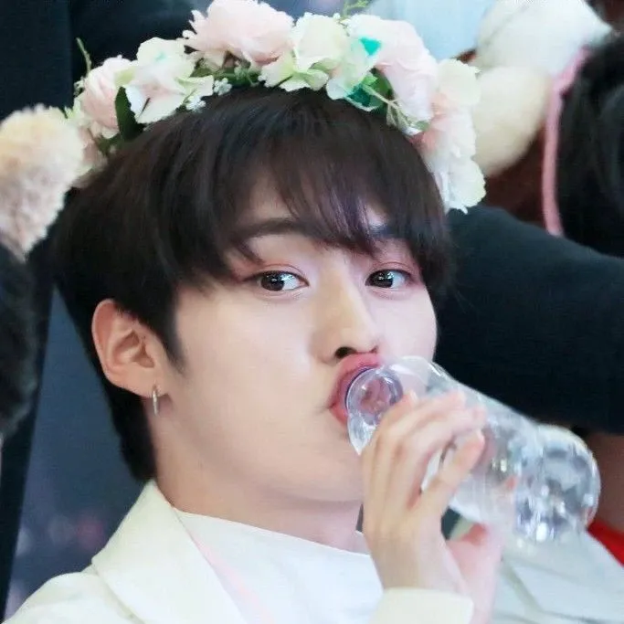 A moment captured by Lee Know (Stray Kids)'s fan