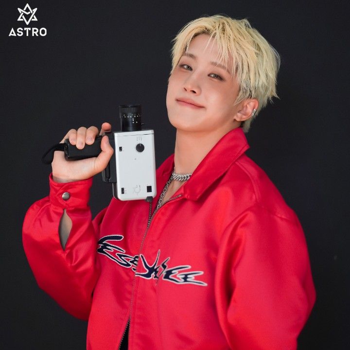 Behind-the-scenes cut of Jinjin (ASTRO)