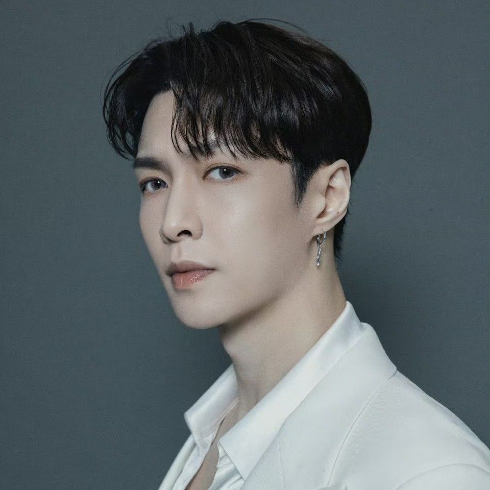 Behind-the-scenes cut of Lay (EXO)