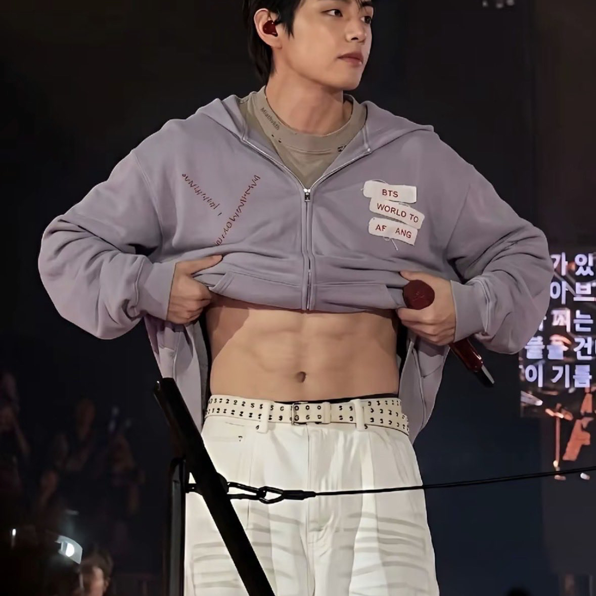 뷔 (방탄소년단)의 최신 사진