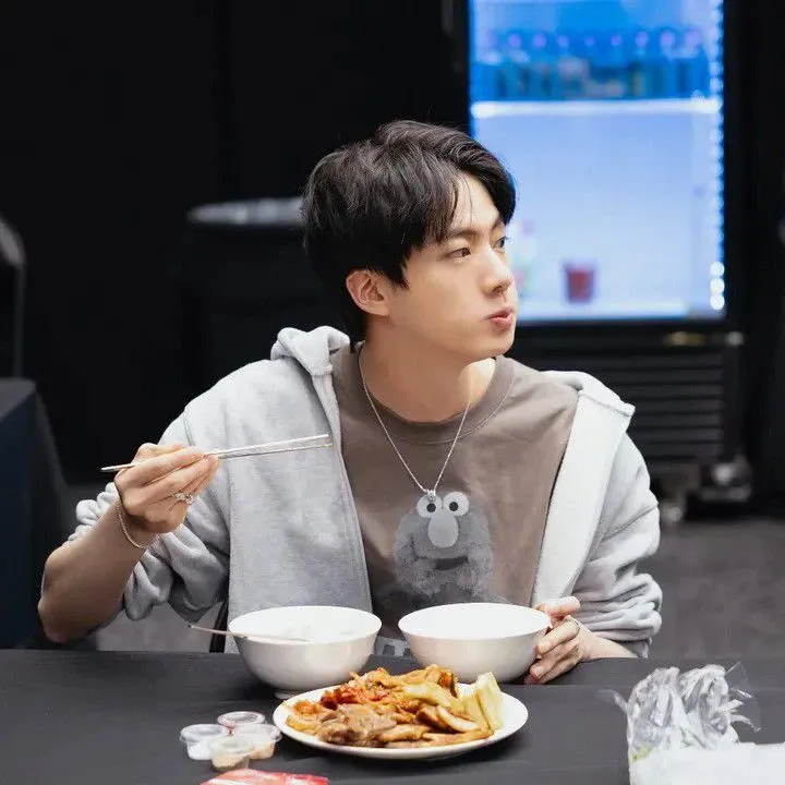 Foto aktivitas terbaru Jin (BTS)