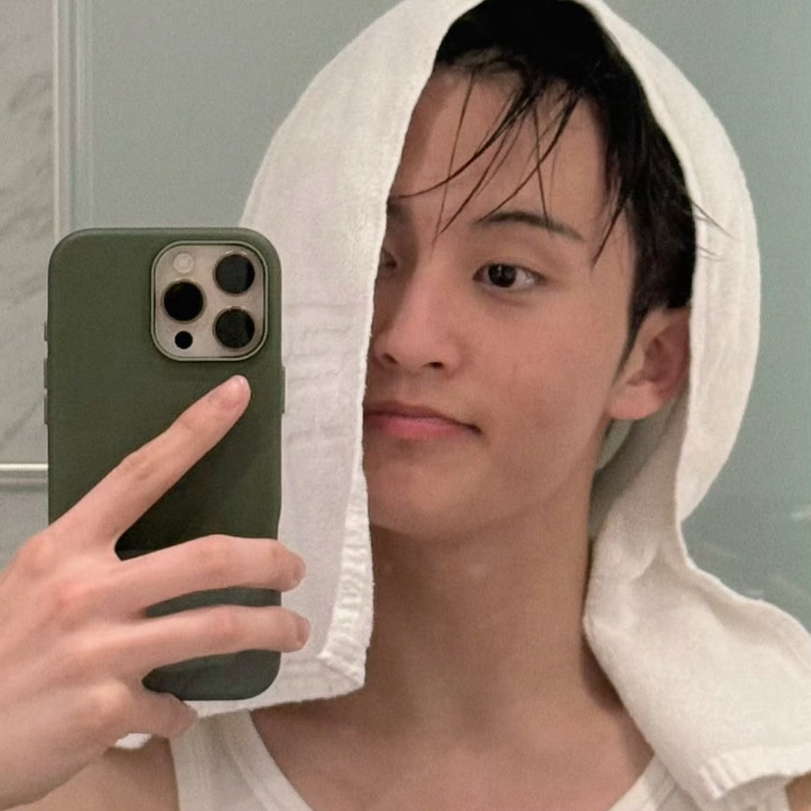 Behind-the-scenes cut of Mark