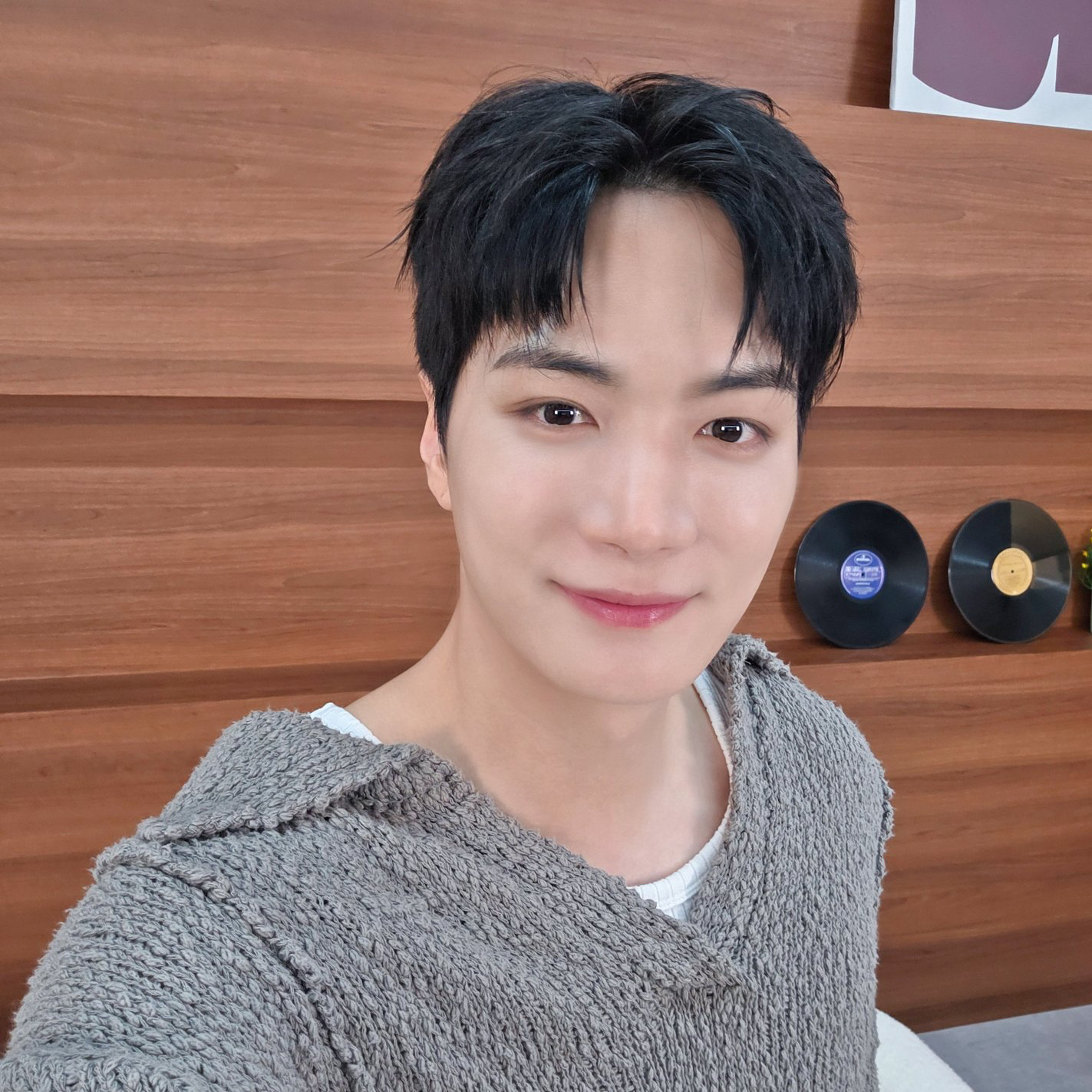 A moment captured by Kim Jonghyeon's fan