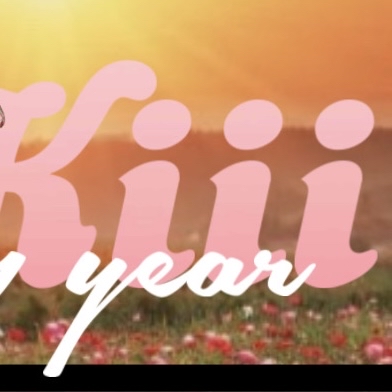 A moment captured by KiiiKiii's fan