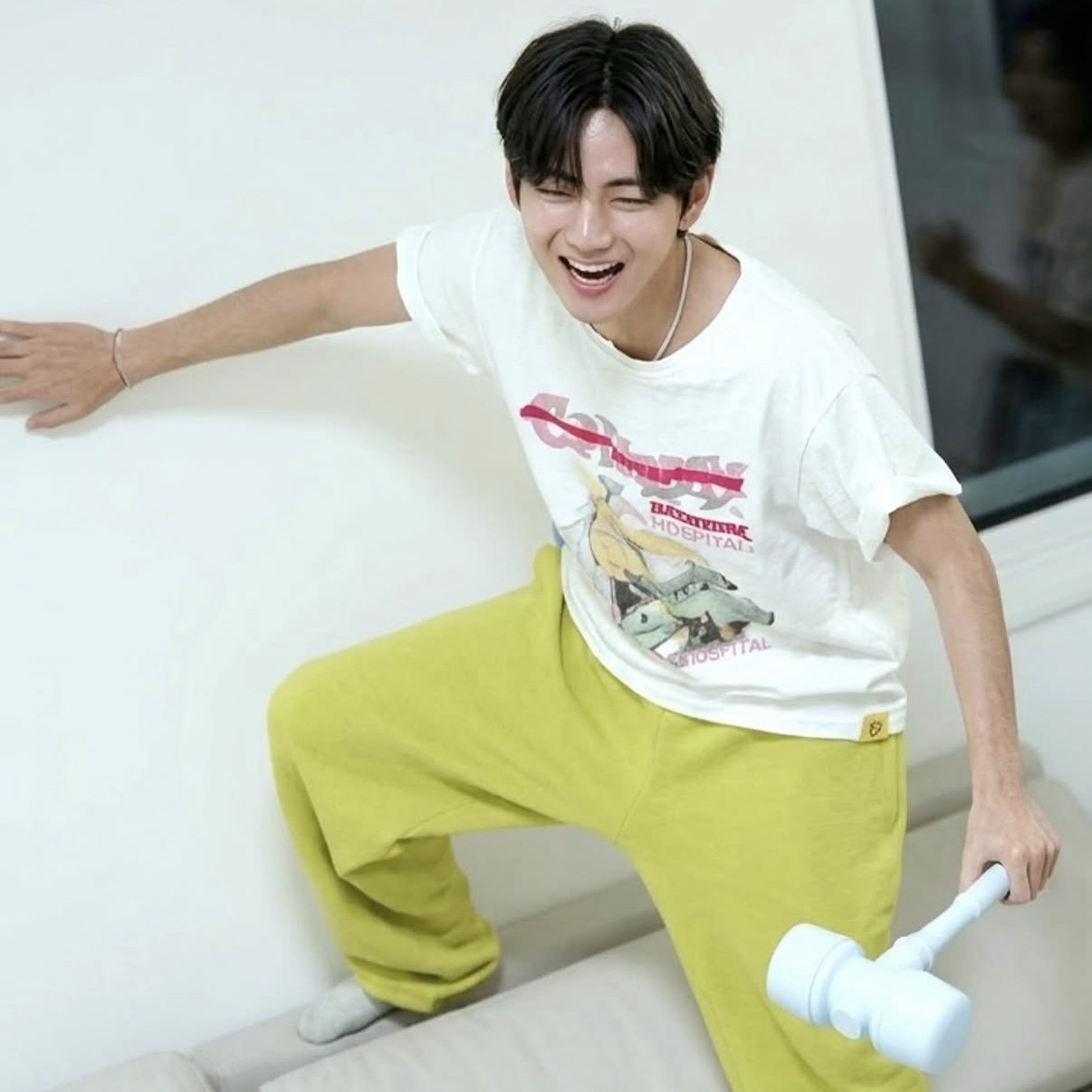 Behind-the-scenes cut of V (BTS)