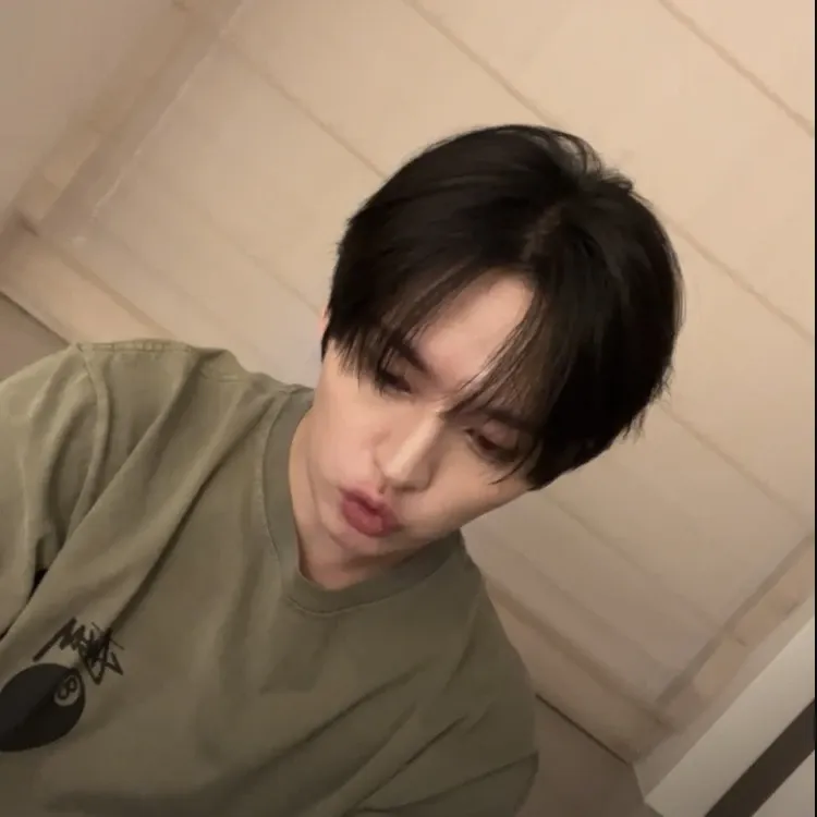 Latest photo of Lee Know (Stray Kids)