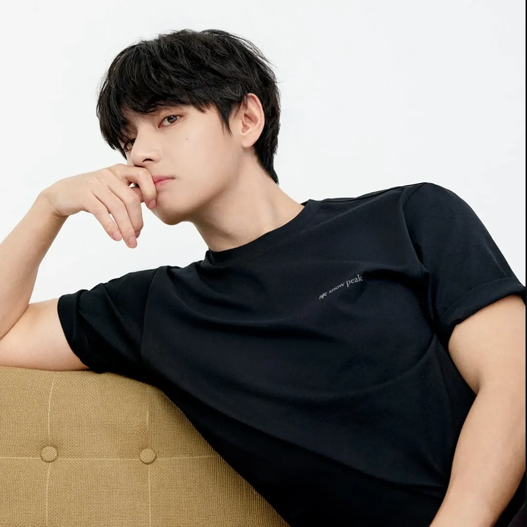 뷔 (방탄소년단)의 최신 사진
