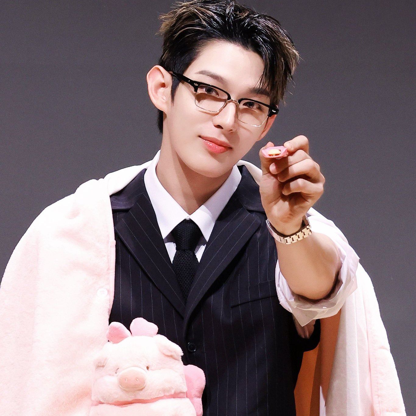 Behind-the-scenes cut of Steven (AHOF)