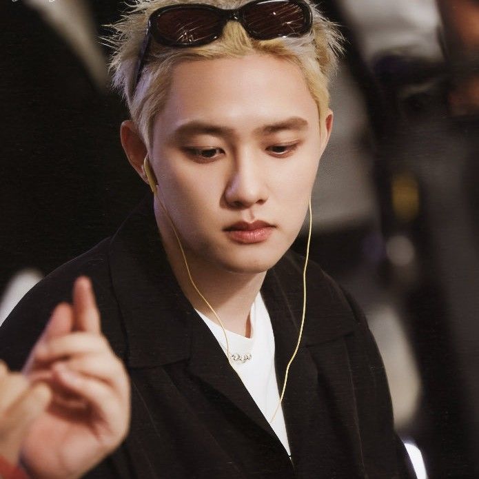 Behind-the-scenes cut of EXO