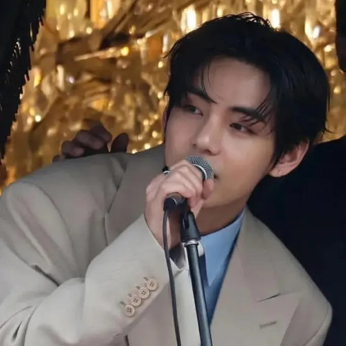 뷔 (방탄소년단)의 최신 사진