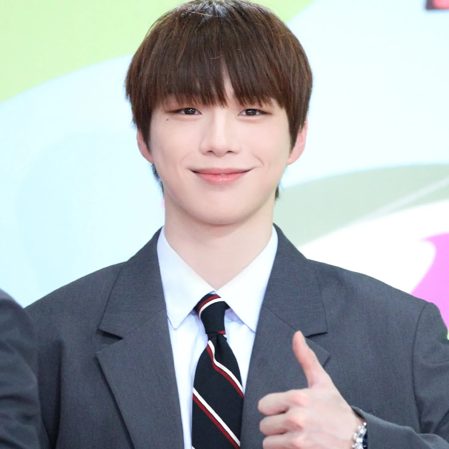 강다니엘의 비하인드 컷