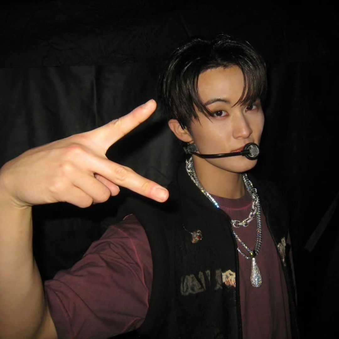 Behind-the-scenes cut of Mark (NCT 127, NCT DREAM)