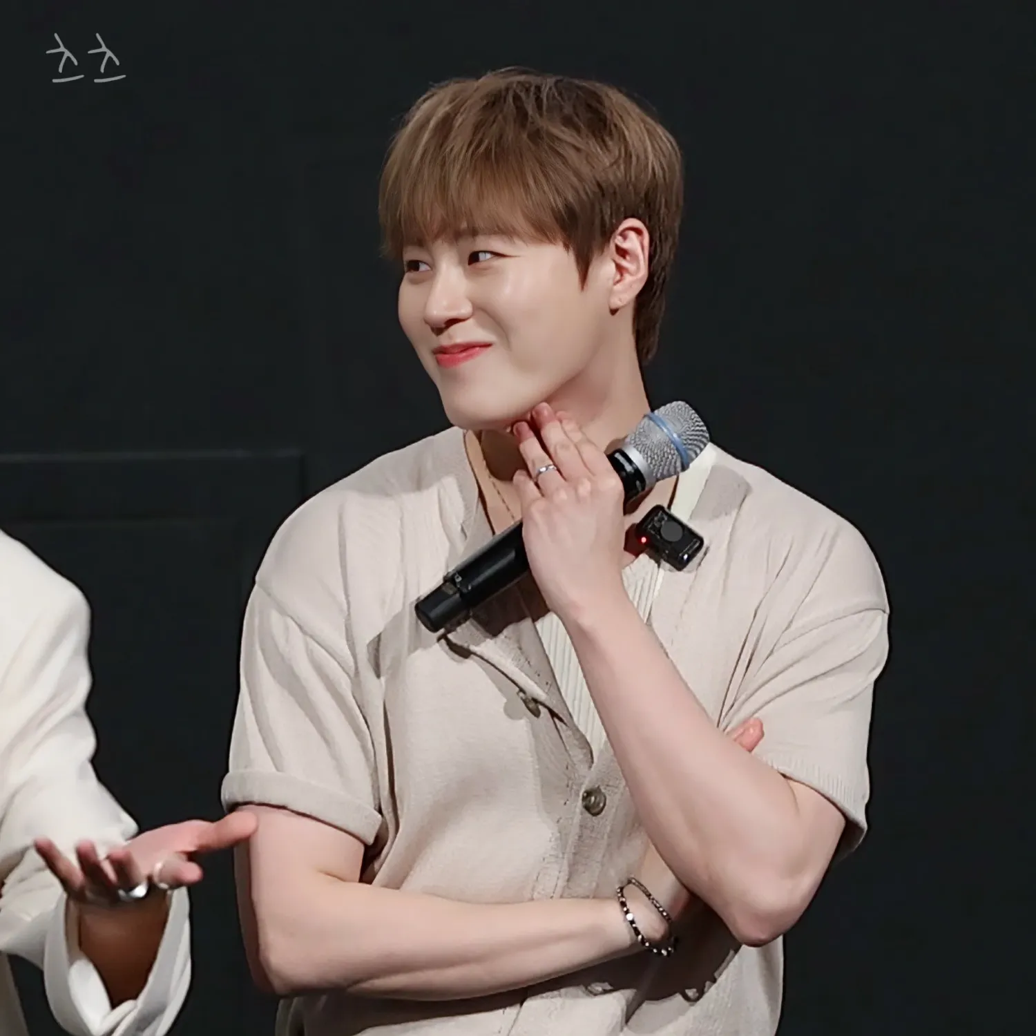 A moment captured by Ha Sungwoon's fan